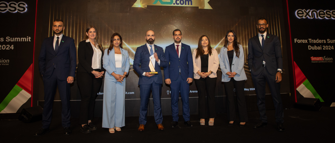إكس أس دوت كوم تفوز بجائزة "افضل برامج الشراكة" خلال "قمة دبي  للمتداولين"